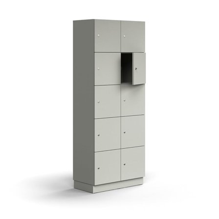Förvaringsskåp QBUS, 10 låsbara fack, sockel, 2020x800x420 mm, ljusgrå