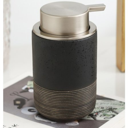 Denne nye harpiks doseringsflaske har et struktureret spiraldesign.