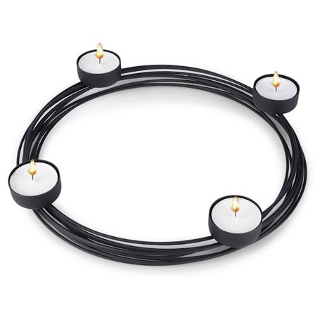 Musta metallinen kynttilänjalka neljälle kynttilälle