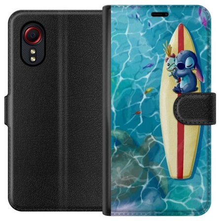 Kompatibel Tegnebogsetui til Samsung Galaxy Xcover 5 Afslappende illustration af Stitch der hviler på et surfbræt i klart turkisfarvet vand