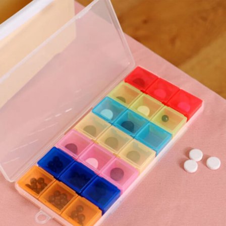 7 Piller Tablett Medicin Dispenser Organizer Fodral med 21 Fack Pillerask Flerfärgad Medicinbehållare