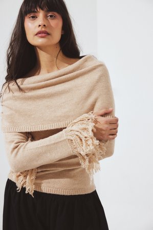 Amy Lefévre x NA-KD Pull en maille à épaules dénudées et franges - Pulls - Beige - M