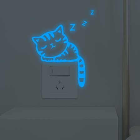 Søt kreativ kattunge katt lysende noctilucent glød bryter vegg