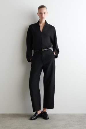COS Femme Pantalon Court Barrel En Laine in Noir