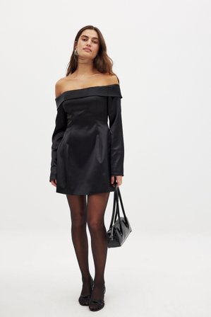 NA-KD Off Shoulder Satin Mini Dress - Skulderløse kjoler - Sort - EU 32