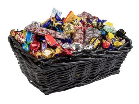 KARAMELLO Godis Presentkorg svart inslaget 1,5kg - Lyreco - Kök och servering - Ätbart - Godis och choklad