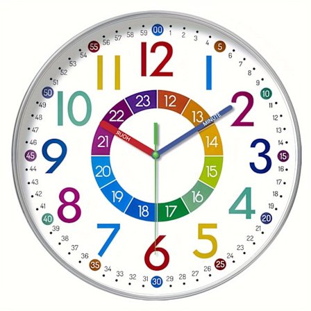 Et 12-tommers moderne farvet alfanumerisk ur med en lydløs kvartsmekanisme, ideelt til at dekorere stuer og soveværelser, der forbedrer Spir