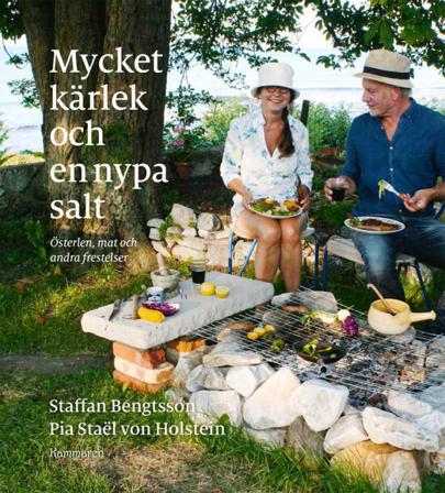 Mycket kärlek och en nypa salt : Österlen, mat och andra frestelser - Bok av Staffan Bengtsson & Pia Staël von Holstein - Häfte