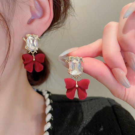 Naisten punaiset korvakorut, nukkamaiset korvakorut, ensiluokkaiset korvakorut, Vinta