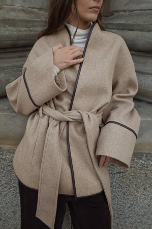 NA-KD - Kort kåpe med kontrastkant - Vårjakker - Beige - EU 42