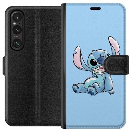 Kompatibelt Lommeboketui til Sony Xperia 1 V Håndtegnet illustrasjon av sittende Stitch mot lysblå ensfarget bakgrunn