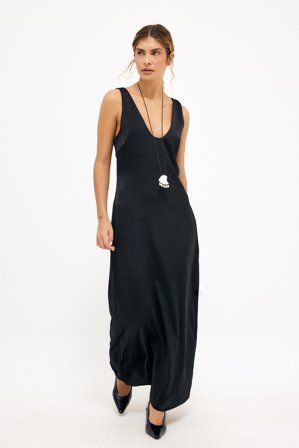 NA-KD - Maxikjole i sateng med rund hals - Maxikjoler - Svart - EU 38