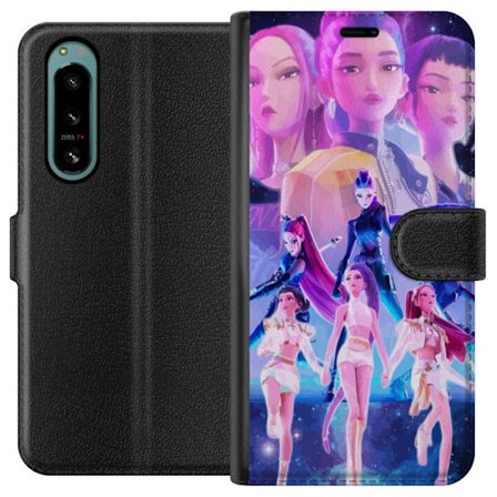 Yhteensopiva Lompakkokotelo Sony Xperia 5 IV K-pop-inspiroinut tulevaisuutta ennakoiva tyttöryhmä neonvaloissa ja kosmisessa sci-fi-esiintymislavall