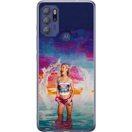 Kompatibel Mobilcover til Motorola Moto G60S Blond kvinde i farverigt strandtøj, der leger i havet ved solnedgang
