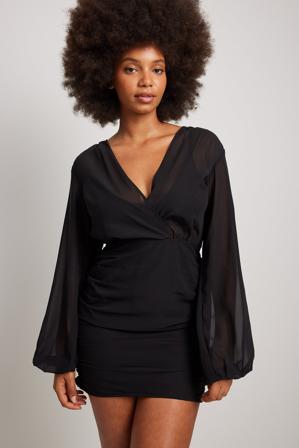 NA-KD Trend Robe en mousseline avec décolleté en V - Robes à manches bouffantes - Noir - EU 44
