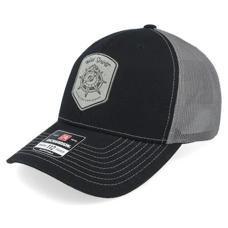 Wild Spirit - Svart trucker Keps - Compass Shield Grey Patch Black/Charcoal Trucker @ Hatstore