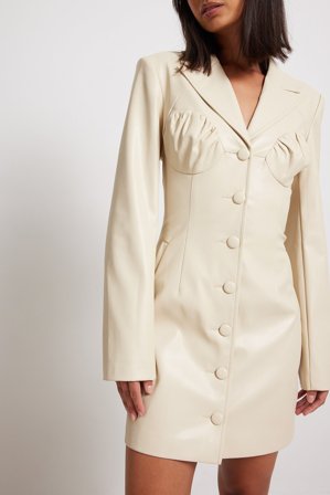 NA-KD Trend Robe courte en simili cuir froncée sur la poitrine - Robes en similicuir - Beige - EU 34