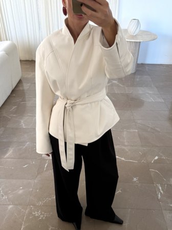 Pelin x NA-KD - Kort PU-jakke med knytedetaljer - Jakker i imitert skinn - Offwhite - EU 42