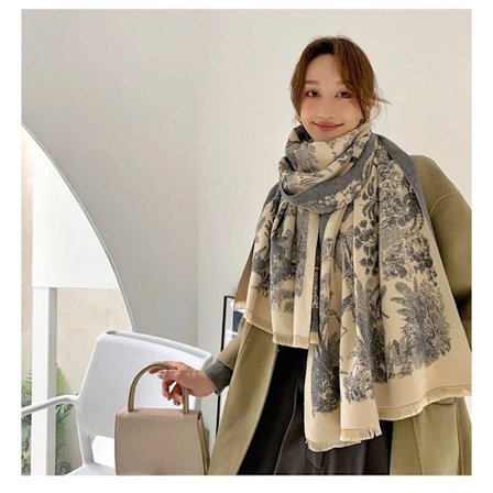 Nytt skjerf i etnisk stil med lykkebringende mønstre; varmt, langt og vendbart for vinteren.