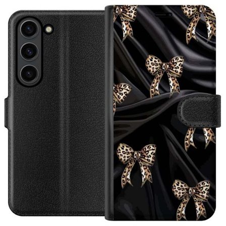 Kompatibelt Lommeboketui til Samsung Galaxy S24 Leopardmønstrede sløyfer på svart silkebakgrunn, luksuriøst mønster med glamour, eksklusiv stil og tre