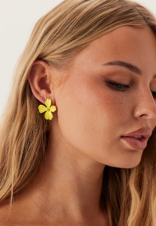 BY JOLIMA Lilly Flower Earring Vaatteet