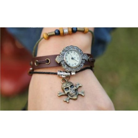 Brunt läderarmband med klocka och en dödskalle