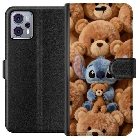 Kompatibel Tegnebogsetui til Motorola Moto G23 Stitch omgivet af brune teddybjørne med en lille teddybjørn i armene i en sød og hyggelig kawaii-design