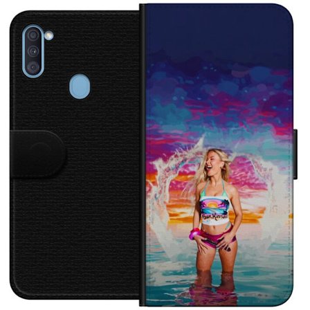 Kompatibelt Lommeboketui til Samsung Galaxy A11 Blond kvinne i fargerik strandantrekk som leker i havet ved solnedgang