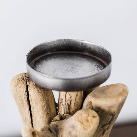 Dekoration av drivvedsträor i trä, ljusstake, hantverk, heminredning, bordsdekoration, metalljusyxor.