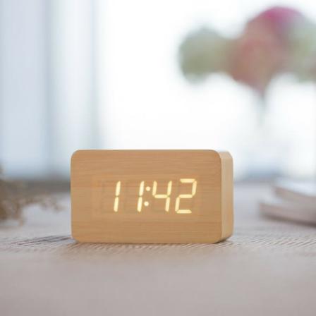 Digital vekkerklokke Trådløs Justerbar Lysstyrke Stemmekontroll LED-klokke Rektangel Display Tid Temperatur Hjeminnredning