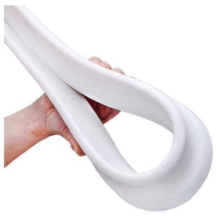 Fällbar duschbarriär och kvarhållningssystem för vattenfördämning och håller vatten inuti tröskeln