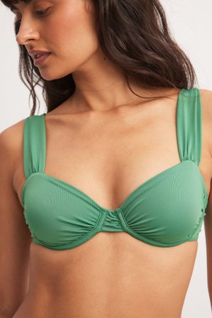 NA-KD Swimwear - Drapert og skinnende bikini-BH med brede stropper - Bikinier - Grønn - EU 70B