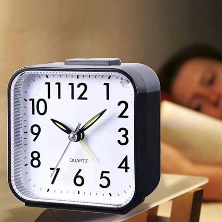 Stille Ikke-tikkende Vækkeur med Lys og Snooze-funktion og Topknap, Bærbart Vækkeur, Virker på AA-batterier (Batterier Ikke Inkluderet)