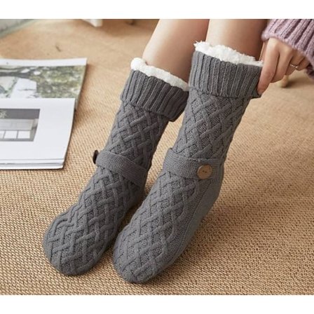 Koselige og varme sokker med knapp og antiskli - FLUFFY - One Size