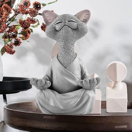 Mediterande katt i harts, grå katt Buddha staty meditation, yoga