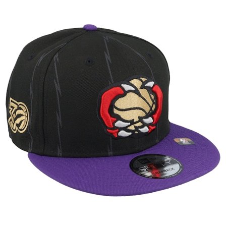 New Era - NBA Zwart Cap - Toronto Raptors NBA24 City Edition 9FIFTY Black/Purple Snapback @ Hatstore