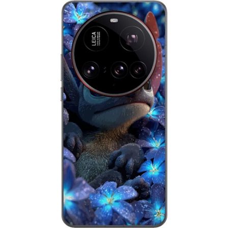 Kompatibelt Mobilskal till Xiaomi Xiaomi 15 Ultra Stitch i en blå blomsterbädd med mjuka färger och drömsk Disneykänsla, där Stitch sitter omgiv