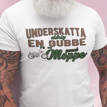 Underskatta aldrig en gubbe på en gammal moppe - vit t-shirt