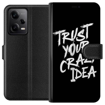 Yhteensopiva Lompakkokotelo Xiaomi Redmi Note 12 Pro Vastakkainen mustavalkoinen tekstisuunnittelu, jossa viesti "Trust Your Crazy Idea" voimakkaassa