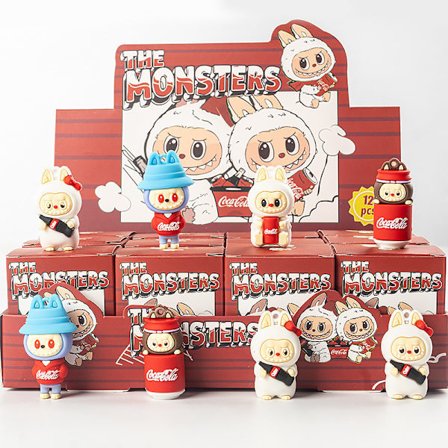 12 kpl Monster Joulukalenteri 2025 – Yllätyssokkolaatikko onttoine joulukoristeineen ja trendikkäine leluineen, Coke 3 -versio