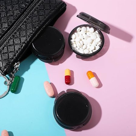 Liten pilleboks, søt pilleetui bærbar for lommeveske daglig rund minilagringsbeholder ørepropp etui 4-pakning (4stk-svart)