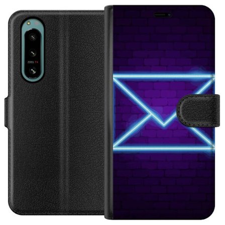 Yhteensopiva Lompakkokotelo Sony Sony Xperia 5 IV Neonilta illuustraatio kirjekuoresta sinisessä valossa lila tiiliseinää vasten, nykyaikainen symb