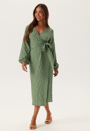 Bubbleroom - Structure Wrap Dress - Dusty green - Kläder Omlottklänning