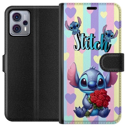 Kompatibelt Lommeboketui til Motorola Moto G23 Romantisk illustrasjon av Stitch som holder røde roser mot stripet bakgrunn