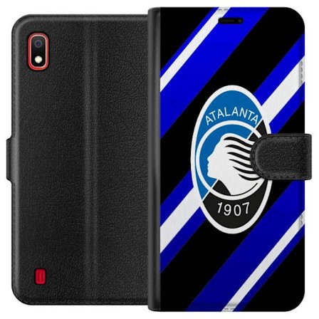 Samsung Galaxy A10 Lommeboketui Atalanta Bergamos fotballsemblem på blåhvite diagonale linjer perfekt for Serie A-fans og moderne sportsmotiver med