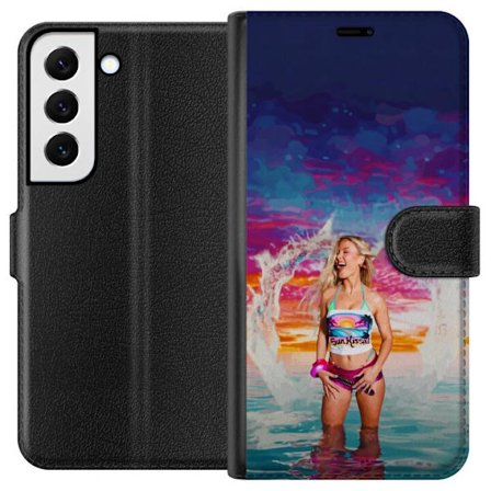 Kompatibelt Lommeboketui til Samsung Galaxy S22+ 5G Blond kvinne i fargerik strandantrekk som leker i havet ved solnedgang