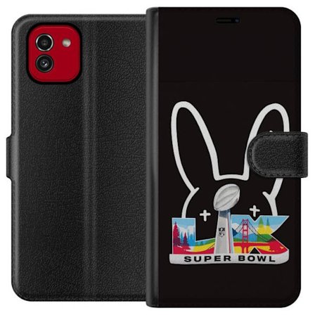 Kompatibel Tegnebogsetui til Samsung Galaxy A03 Bad Bunny portræt med åben skjorte, tatoveringer og krøllet hår i stilfuld modefotografering