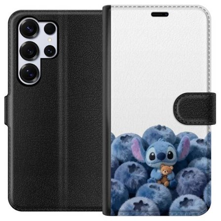 Kompatibelt Lommeboketui til Samsung Samsung Galaxy S25 Ultra Søt blå karakter blant blåbær med bamse i mykt og lekent illustrasjon