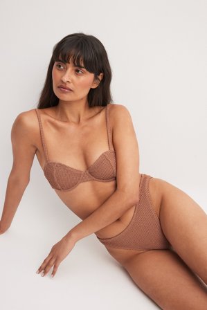 NA-KD Culotte de bikini échancrée à smocks - Bikinis - Marron - XS