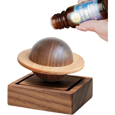 Denna eteriska oljediffusor i trä har en planetformad valnötsdesign, perfekt för placering på skrivbord, matbord och i hem och kontor.